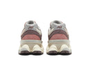 Tênis New Balance 9060 Mineral Red Truffle Rain Cloud Vermelho